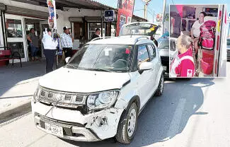 Dos mujeres lesionadas, entre ellas una adulta mayor y severos daños materiales dejó un potente choque.