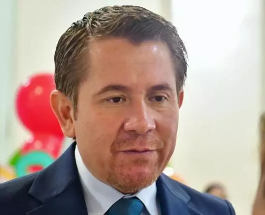 El funcionario comentó que este proceso podría ser similar a otros ya implementados, como la regulación del uso de cámaras en planteles escolares