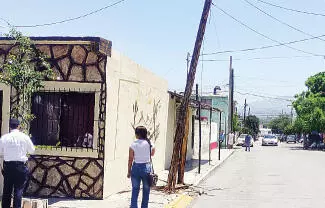 Una mujer en crisis nerviosa y daños materiales dejó un choque contra un poste de madera, registrado la mañana de ayer en la colonia Praderas.