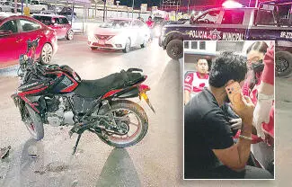 Un motociclista sufrió un aparatoso derrape sobre el bulevar San José, a la altura de la colonia Pedregal de San Ángel