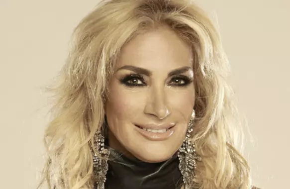 Adela Micha causo polémica tras besar la mano de Christian Nodal durante su presentación en la Feria de San Marcos.