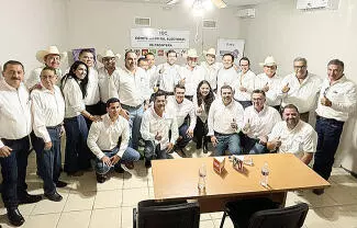 Respaldado por cientos de simpatizantes del Partido Revolucionario Institucional