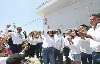 Agradeció el respaldo de su equipo, familiares y simpatizantes, destacando su compromiso de trabajar por el bienestar de las familias de Monclova