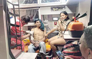 Un joven de 18 años, fue apuñalado con un picahielo al ser agredido por varios sujetos durante la madrugada de ayer.