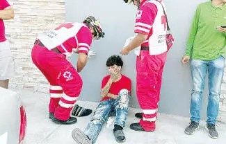 Un accidente vial se registró la tarde del lunes en calles del fraccionamiento Carranza y dejó como saldo a un joven motociclista con diversos golpes