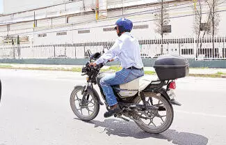 Para prevenir más muertes de menores de edad, lo hacen a exceso de velocidad y se meten entre los carros