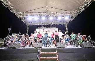 Gran festival para miles de menores que llegaron acompañados por sus familias, disfrutaron del festejo en el campo Garibay