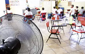 Decenas de habitantes del oriente de Monclova tienen 48 horas sin luz; piden a planteles no usar aire acondicionado