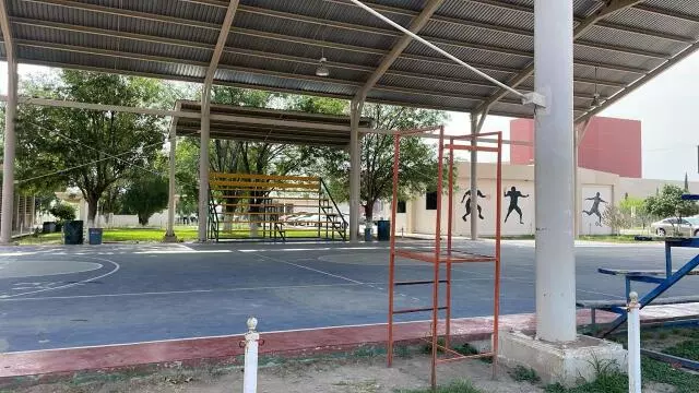 La institución destaca que cuenta con amplias áreas sombreadas dentro de sus instalaciones, además de que todos los salones disponen de minisplits para garantizar condiciones térmicas adecuadas durante las clases.