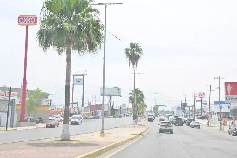 Las máximas descenderán a los 35 grados para el viernes, con reducciones adicionales esperadas el sábado y domingo, días en que también se anticipan chubascos y lluvias dispersas.