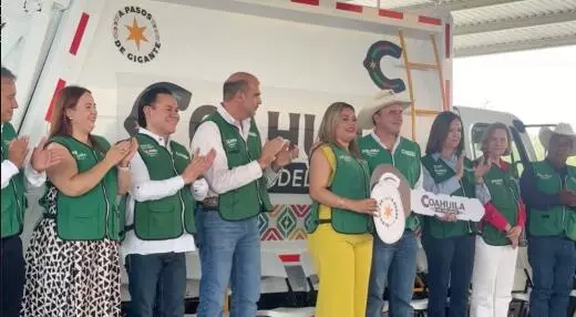 Las unidades, marca Freightliner modelo 2027, fueron entregadas de manera simbólica a los representantes municipales presentes en el acto, quienes recibirán el beneficio directo de esta adquisición. 