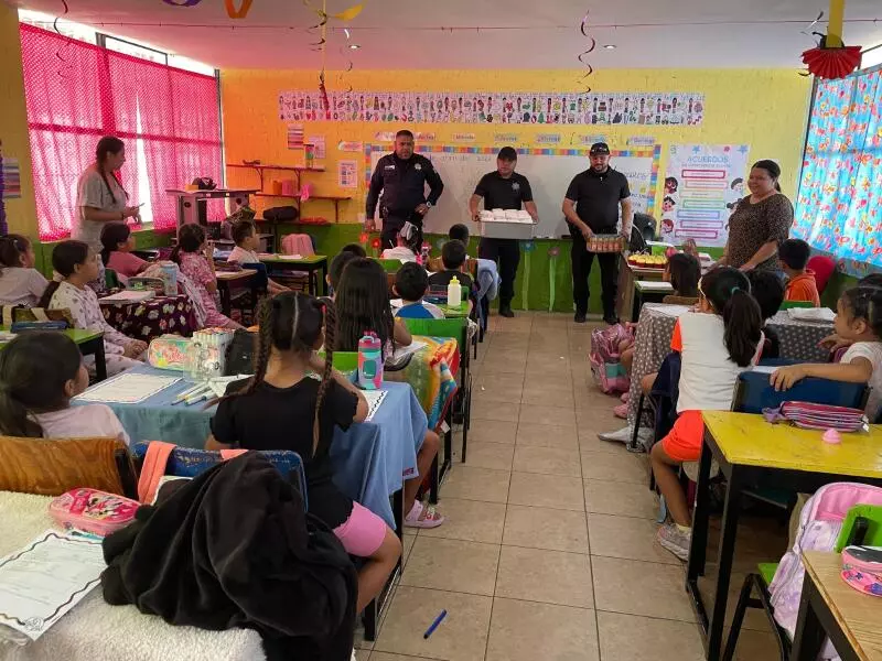 La actividad fue encabezada por el comandante y director de Seguridad Pública, Mario Alberto García, quien junto con los 11 elementos que integran la corporación acudió a una escuela primaria de la localidad para compartir un momento de convivencia con los menores.