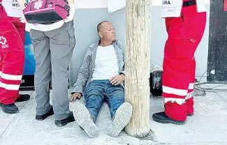 Un motociclista de 53 años de edad, identificado como Sergio Martínez, terminó con leves lesiones, al protagonizar un choque contra una camioneta.