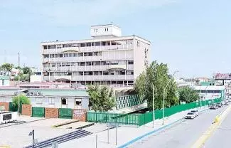 De acuerdo a las investigaciones que la Delegación tiene ya avanzadas, el estafador hace mal uso del nombre del IMSS y de funcionarios de los más al