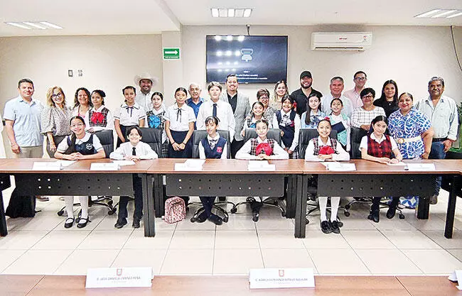 Reconoce Javier Flores al cabildo integrado por alumnos de primaria