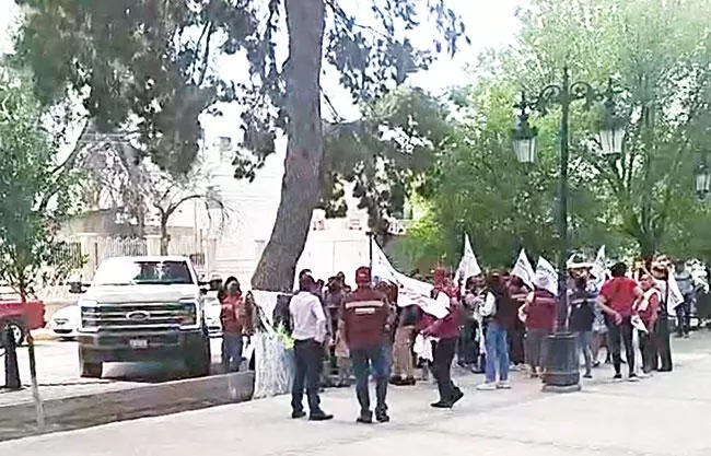 Estacionó una camioneta de lujo en zona prohibida, impidiendo el correcto tránsito durante actividades de promoción política