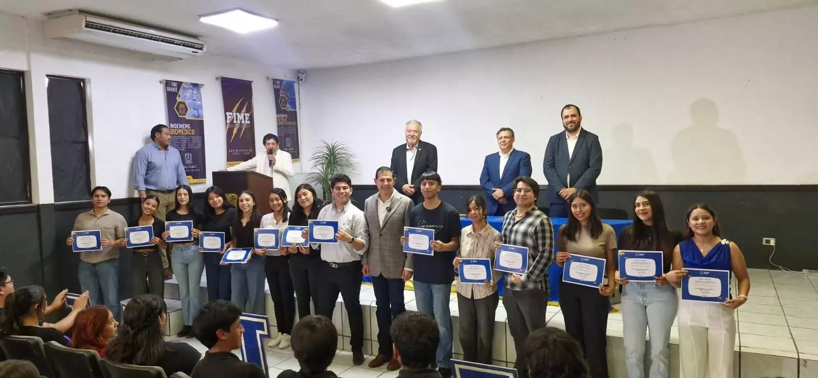 Asimismo, durante la gira por la Unidad Norte, el Rector tomó protesta al Consejo Estudiantil de la carrera de Ingeniería Biomédica y entregó reco