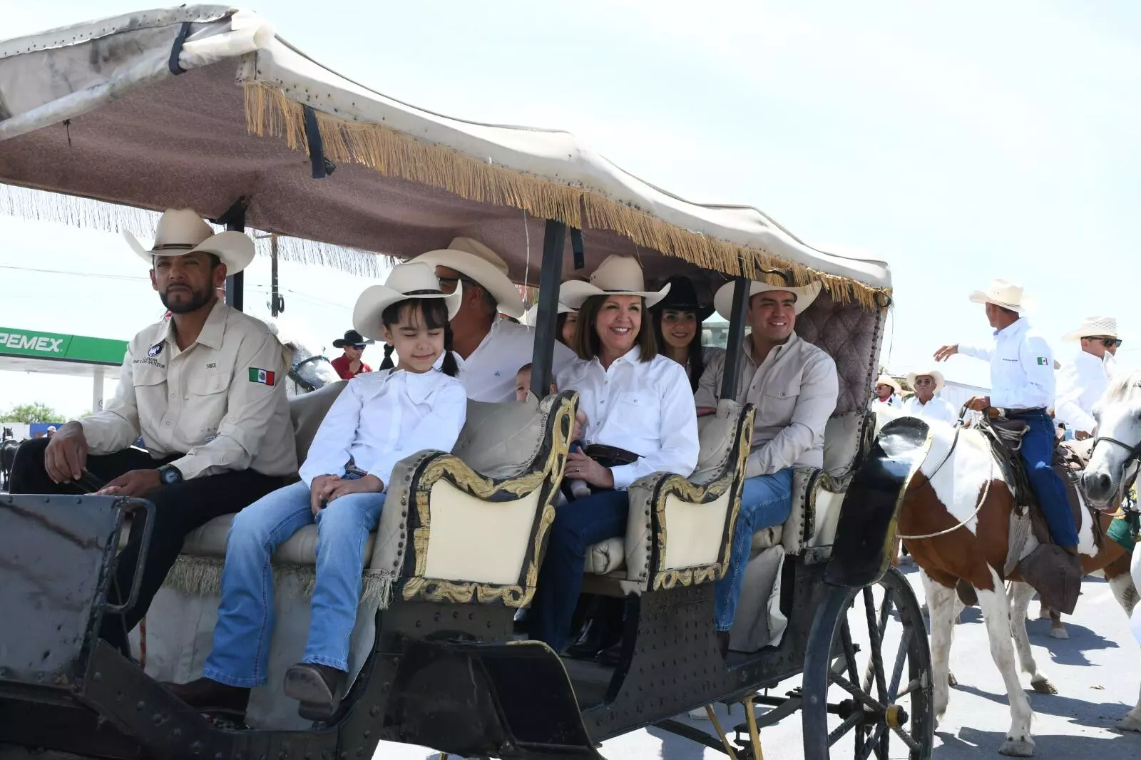 Celebran con cabalgata el 90 aniversario del ejido La Cruz