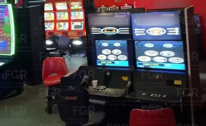 Más de 100 máquinas tragamonedas fueron decomisadas en Acuña luego que autoridades federales y estatales “reventaron” un casino que operaba en 