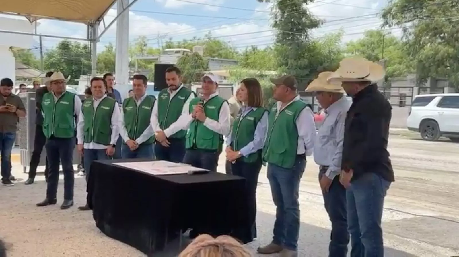 Supervisan Manolo y Sari pavimentación en Frontera