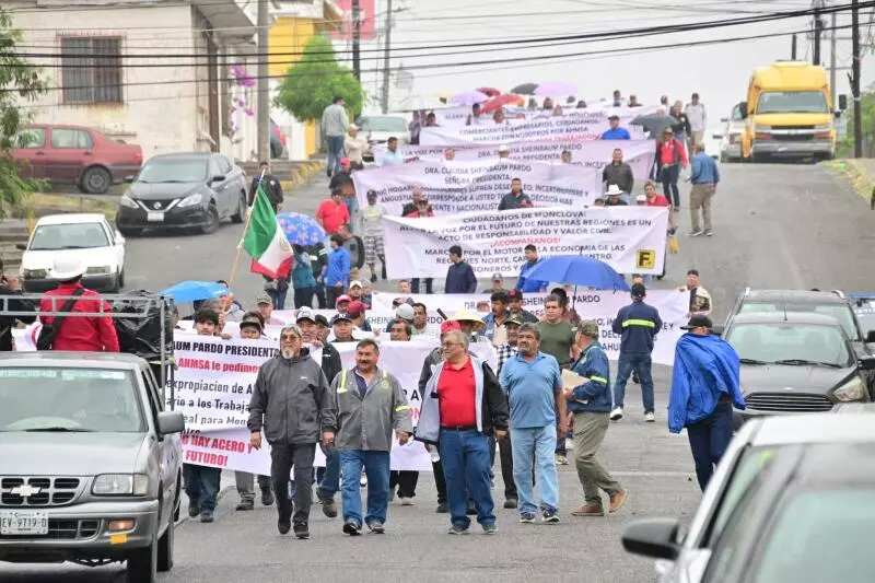 Durante el mitin, los manifestantes reclamaron el pago de finiquitos y salarios adeudados correspondientes a los tres años transcurridos desde que se