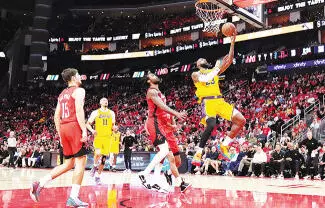 LeBron James anotó 28 puntos y Los Angeles Lakers eliminaron a Houston con una victoria de 98-78 en el sexto partido de su serie de primera ronda de los Playoffs de la Conferencia Oeste el viernes por la noche