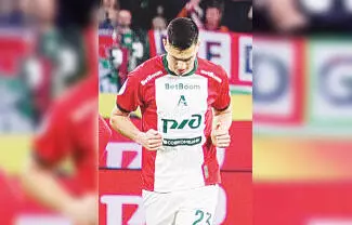 El defensa central mexicano César Montes salió lesionado al minuto 22 del juego del Lokomotiv ante el Dinamo de Moscú. 