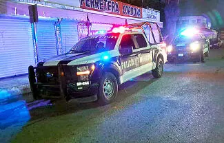 Una niña de aproximadamente nueve años de edad, logró salir de su domicilio para pedir ayuda