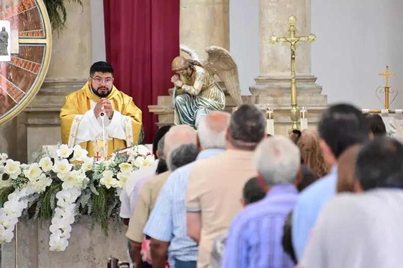 Durante su reflexión, el sacerdote destacó que, aunque todo ser humano busca la verdad, no siempre lo hace por el camino correcto. 