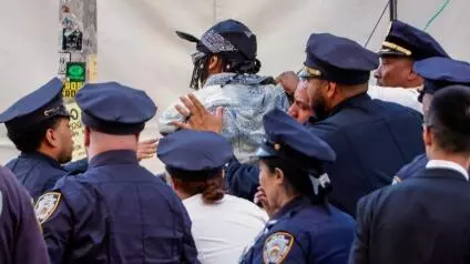 El glamour y sofisticación de la gala se vieron interrumpidos por un sujeto que intentó colarse a la alfombra roja y fue detenido por policías