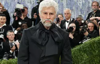 El artista puertorriqueño usó maquillaje prostético para simular 30 años más de edad y sorprendió con un traje a la medida de Zara.