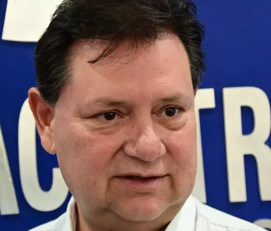 Añadió que muchos empresarios se quedaron sin maquinaria, ya que tuvieron que venderla para cumplir con compromisos, como la liquidación de su pers