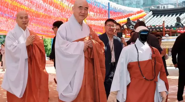 El humanoide recibió un rosario budista en un templo de Seúl: la espiritualidad entra en la era de la inteligencia artificial