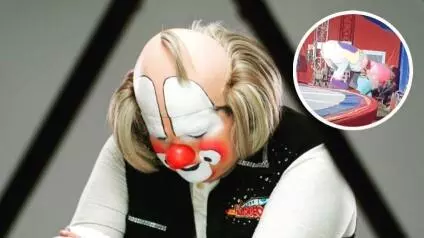 El famoso payaso llevó de la angustia a las risas al público con un bochornoso momento en el que cayó del escenario