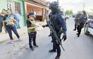 El pequeño disfrutó de tomarse fotos, además de recibir obsequios por parte de los elementos