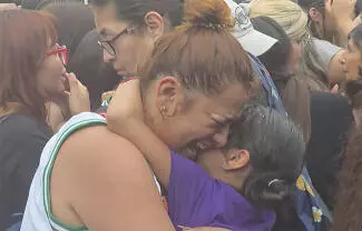 Un emotivo momento entre una madre y su hija se volvió viral durante la visita de BTS al Zócalo de la Ciudad de México