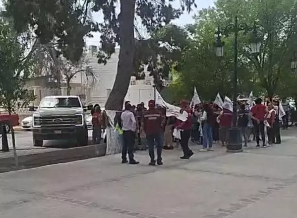 Los denunciantes señalaron además que las unidades obstruyeron la función de una caseta de videovigilancia ubicada en el mismo sitio.