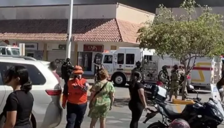 De acuerdo con los primeros reportes, el fuego comenzó en un local de comida y se propagó con rapidez hacia otros establecimientos del centro comercial