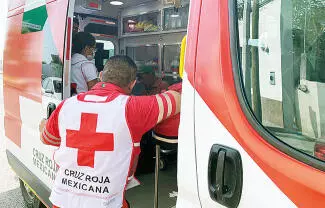 El conductor de un camión tipo dompe, perdió el control del volante