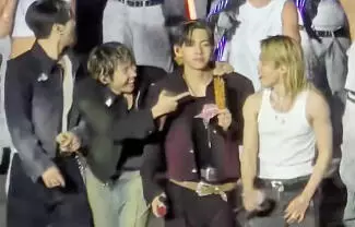  ARMY enloquece tras ver a Taehyung pedir una banderilla en pleno concierto