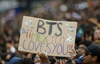 Bastó la aparición de las siluetas de RM, Jin, SUGA, J-hope, Jimin, V y Jung-kook para que el recinto estallara en un coro de alaridos.