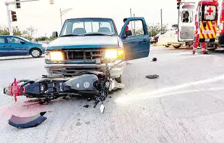 Dos jóvenes motociclistas resultaron lesionados, luego de verse involucrados en un accidente vial registrado la noche del viernes.