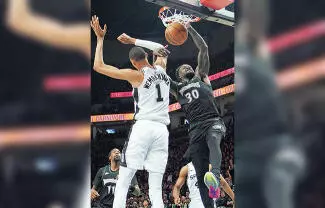 Victor Wembanyama ofreció otra actuación magistral con 39 puntos, 15 rebotes y una defensa implacable para los San Antonio Spurs, quienes tomaron la delantera 2-1 en la serie de segunda ronda de los playoffs de la NBA.