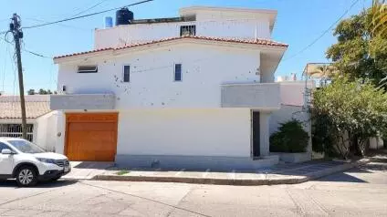 Vecinos aseguraron que la vivienda se encontraba deshabitada desde 2021, cuando Roca Moya ganó las elecciones de Sinaloa. 
