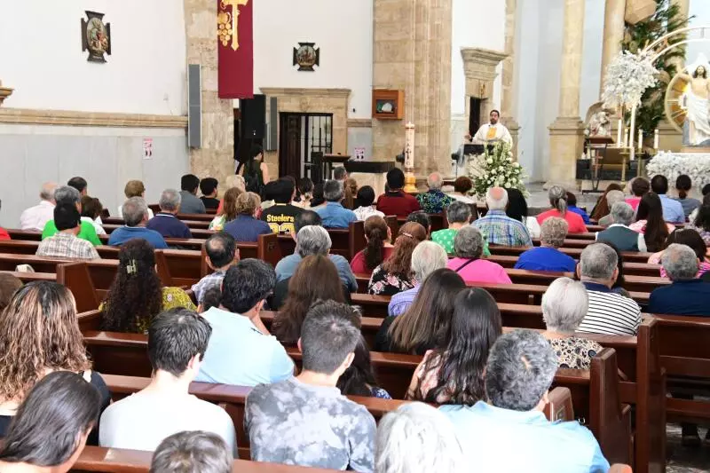 El párroco dedicó un mensaje especial a todas las mamás, señalando que María, la Virgen y madre de Jesús, representa el mayor ejemplo de amor, entrega y obediencia a Dios.