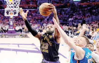 Shai Gilgeous-Alexander anotó 35 puntos, Chet Holmgren realizó una clavada que rompió el empate a falta de 32.8 segundos, y el Oklahoma City Thunder barrió a Los Angeles Lakers en la segunda ronda de los playoffs.