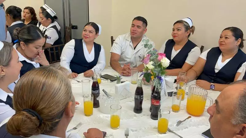 El director del hospital, Ángel Cruz García, expresó su orgullo hacia el equipo de enfermeras y enfermeros, destacando su compromiso, profesionalismo y dedicación al servicio de los pacientes.