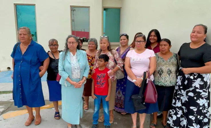 En oración por los enfermos, así como apoyos en especie, son los llevan al Hospital “Amparo Pape de Benavides”,  mujeres monclovenses que comparten la fé. 