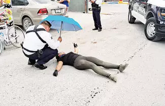 Sale del área de estacionamiento de un centro comercial sin medidas de precaución