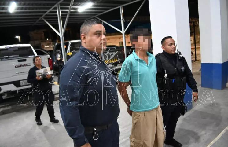 La captura ocurrió durante la madrugada de hoy, cuando oficiales municipales lograron ubicar al menor, de 17 años de edad, en la plaza ubicada sobre la calle Soledad.